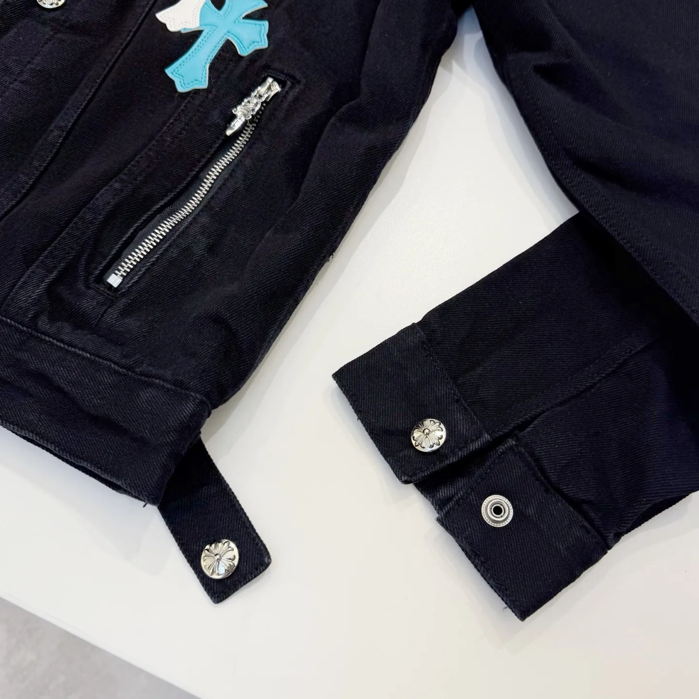 P370 model number: D418 Chrome Hearts vintage style sherpa denim jacket SIZE#SMLXL Size reference# S shoulder width 46 length 65 bust 112 M shoulder width 48 length 67 bust 116 L shoulder width 50 length 68.5 bust 120 XL shoulder width 52 length 69.5 bust 127